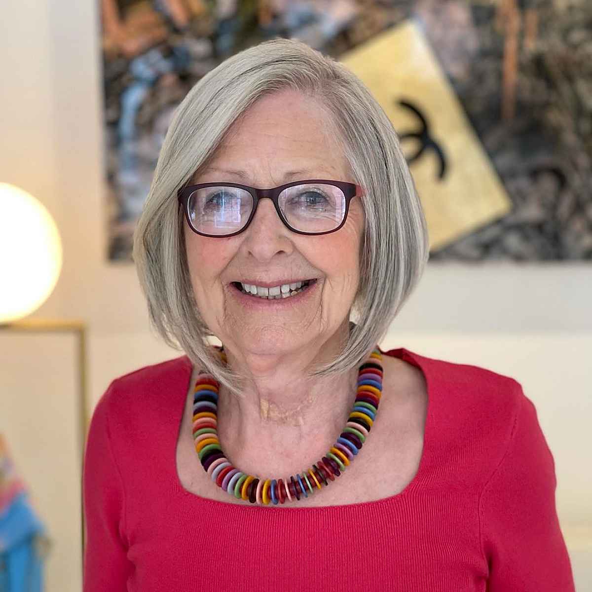 Coiffure courte avec des lunettes