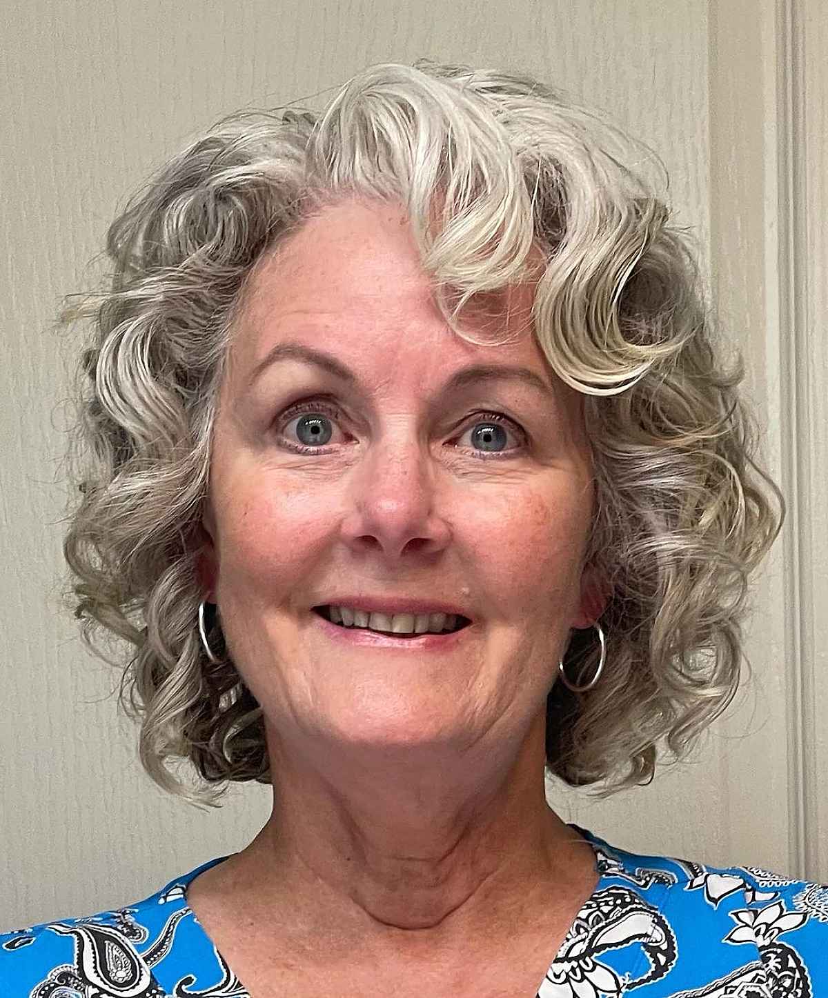 Coupe courte et arrondie pour cheveux bouclés