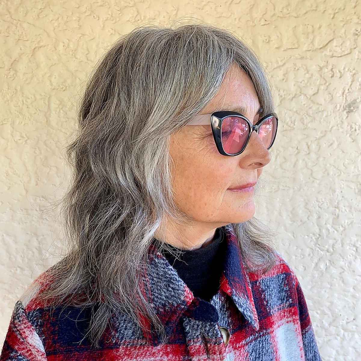 Les coupes mi-longueur hirsutes grises sont très tendance pour les femmes de tous âges. Si vous êtes une femme de plus de soixante ans et que vous souhaitez cette coiffure nécessitant peu d'entretien, demandez à votre styliste une coupe hirsute au rasoir. 