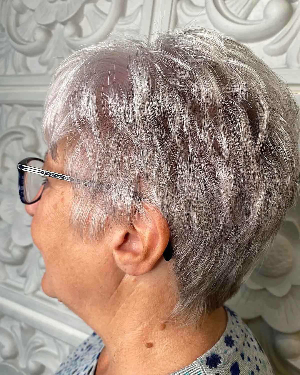 Pixie moderne pour les femmes avec des lunettes