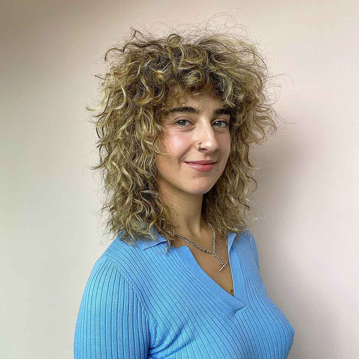 Shag en couches pour cheveux bouclés