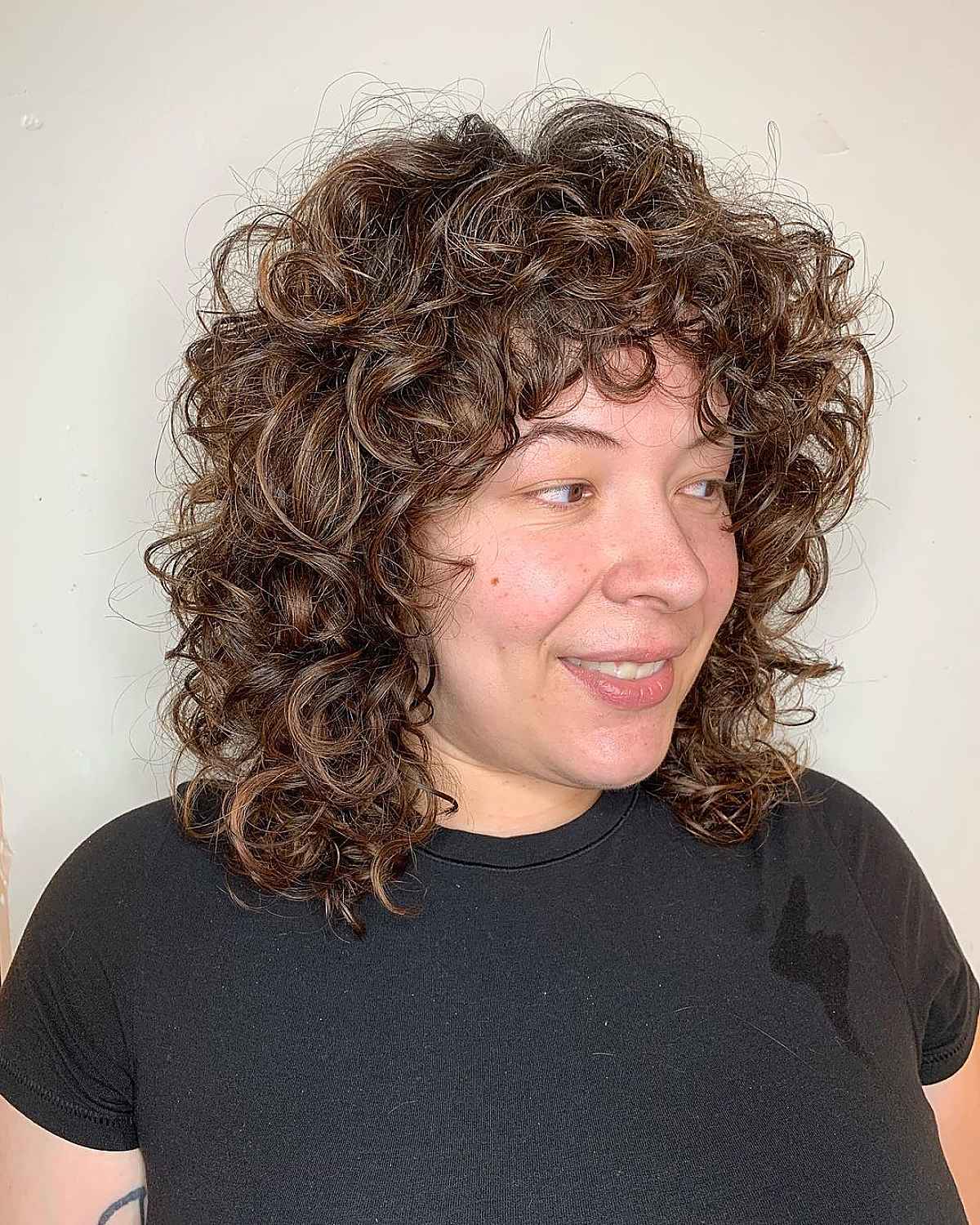 Cheveux longs en collier, frisés et hirsutes.