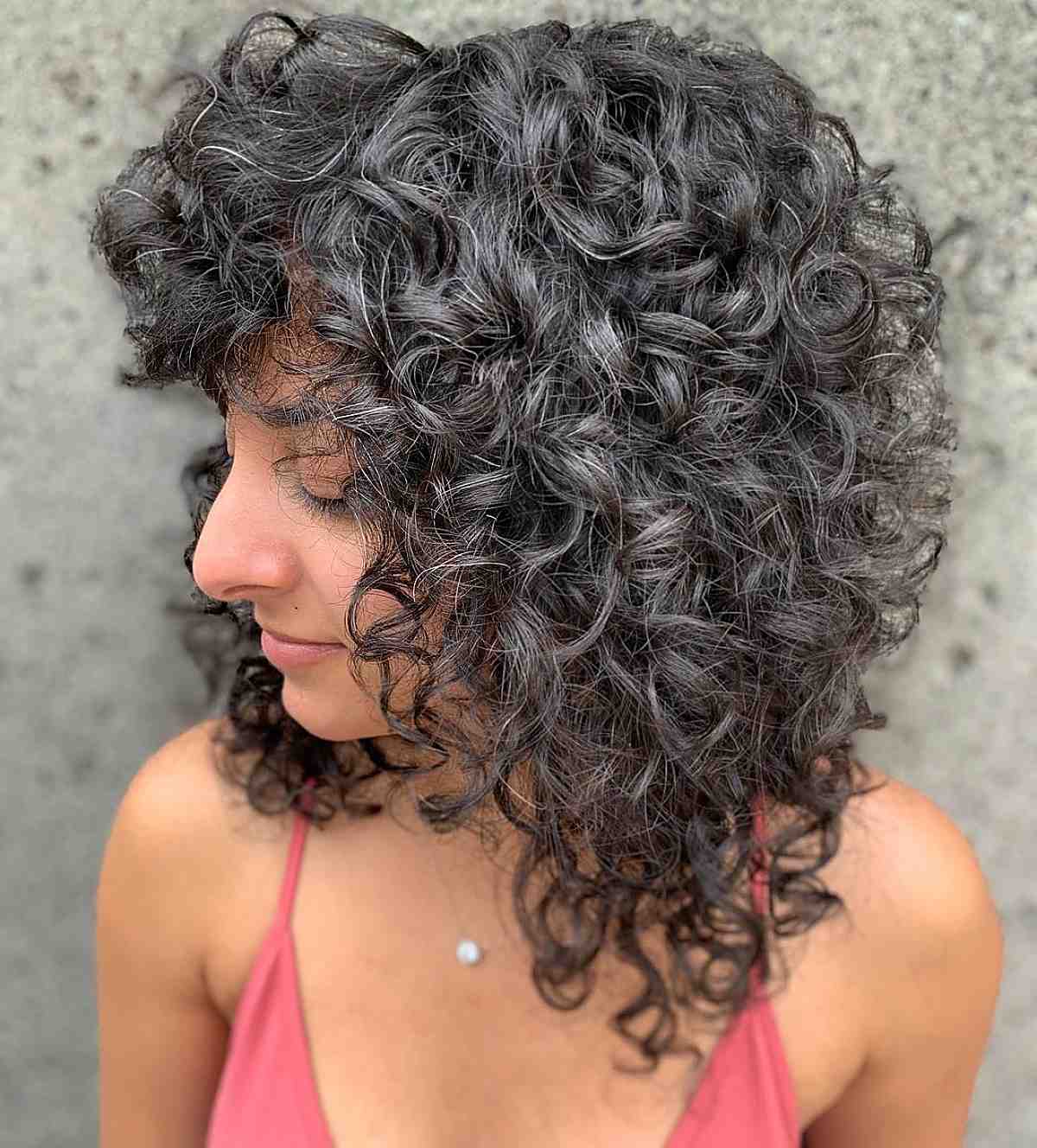 Shaggy Lob inversé pour femmes aux cheveux bouclés