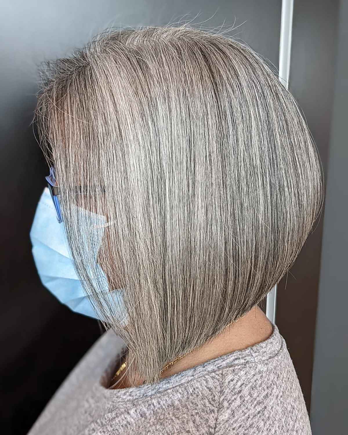 Bob long pour cheveux poivre et sel pour les femmes de plus de soixante ans.