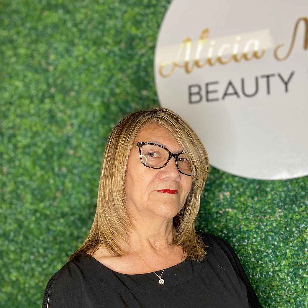 Coupe dégradée mi-longue pour les femmes de plus de soixante ans.