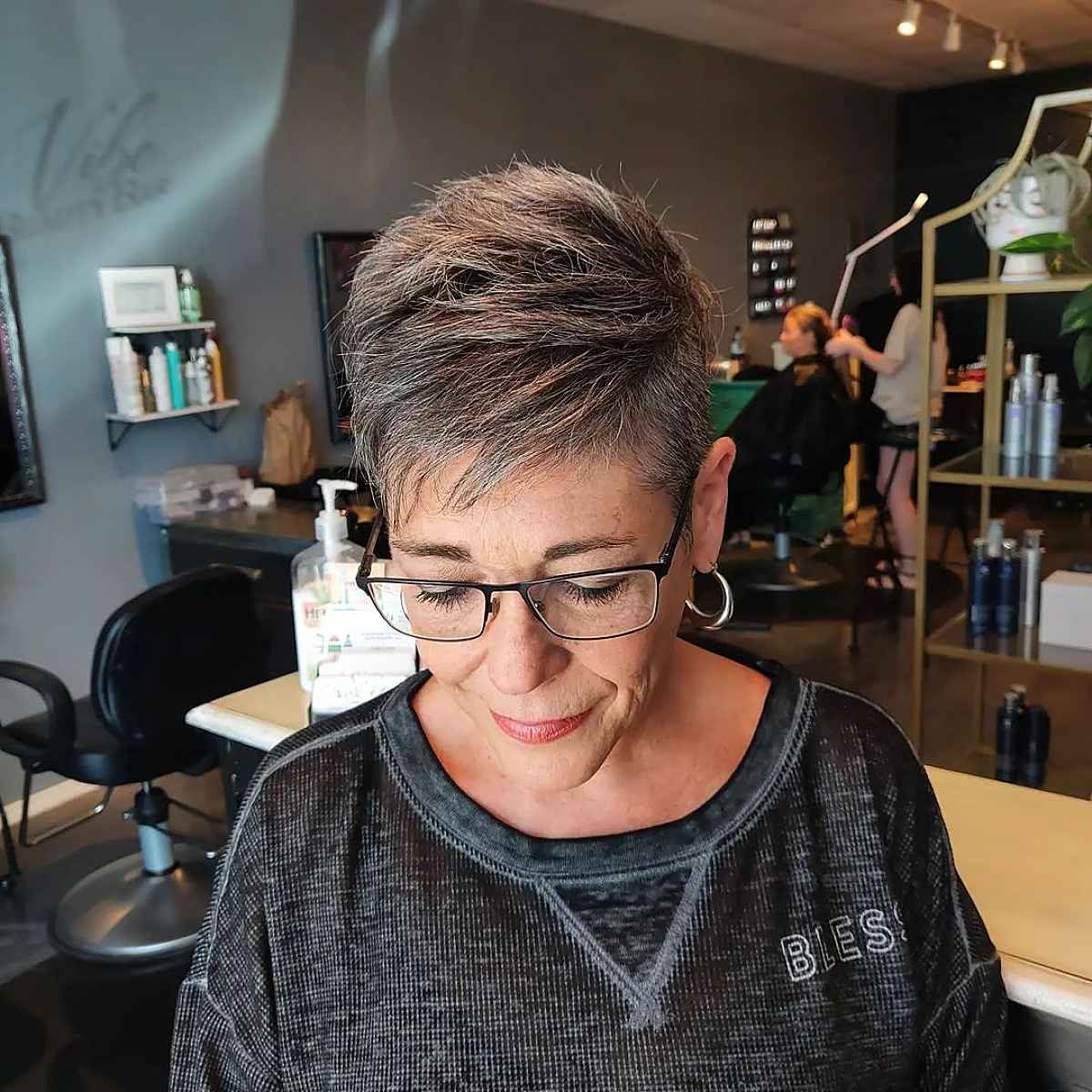 Coupe de cheveux courte et hérissée pour les femmes de plus de 60 ans