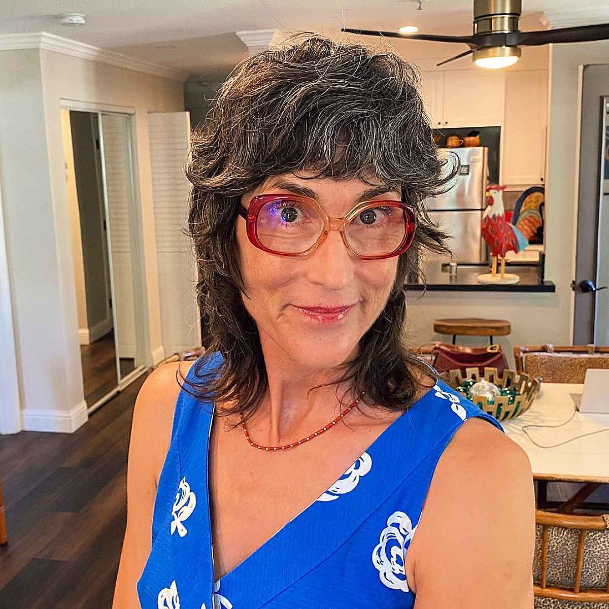 Coiffure hirsute pour les femmes de 60 ans et plus.