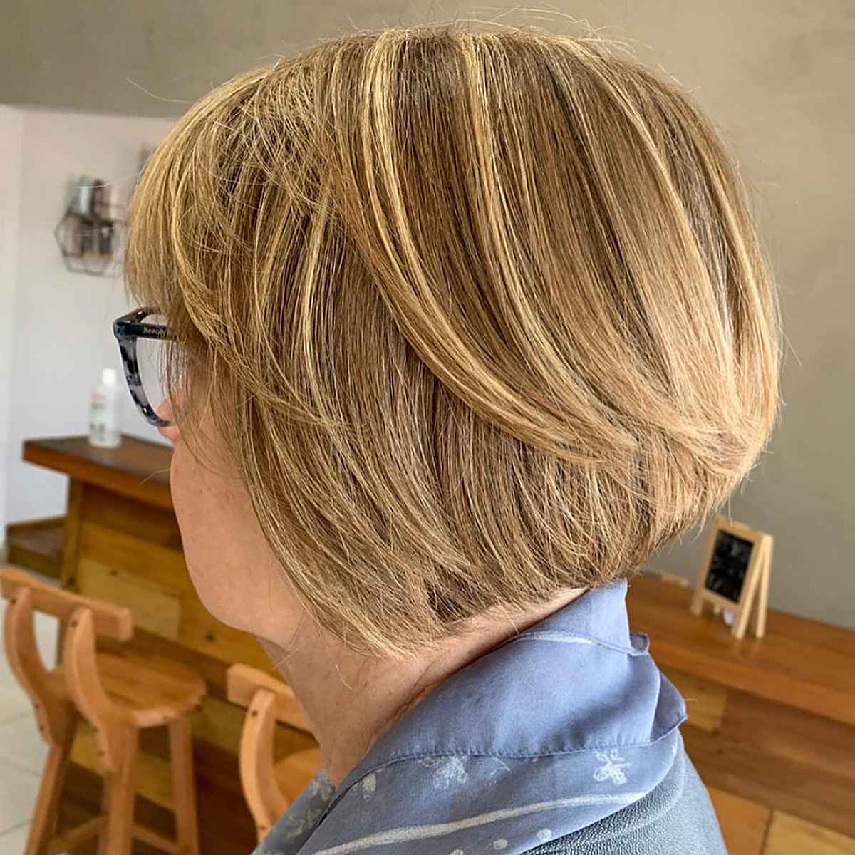 Layered Bob Hairstyle pour les dames de soixante ans