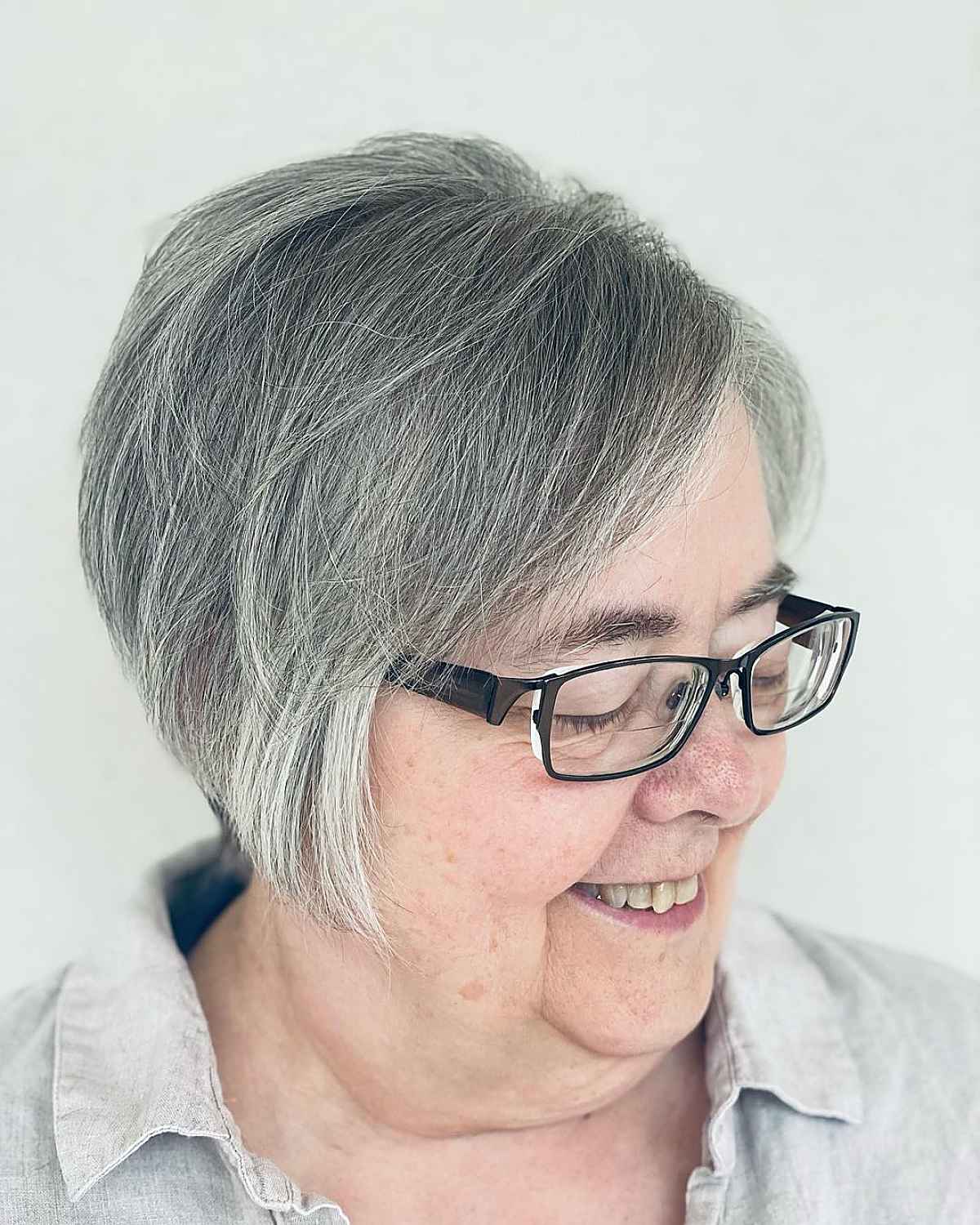 Angled Bob for Grey Hair pour les femmes de 60 ans.