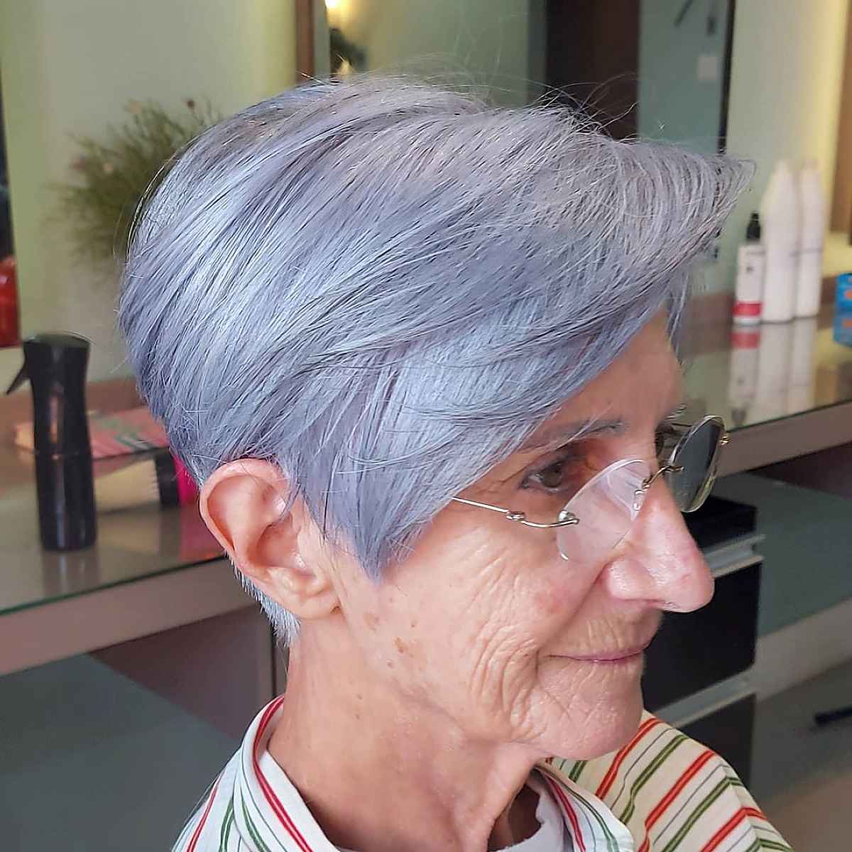 Coupe longue grise avec frange pour les sexagénaires