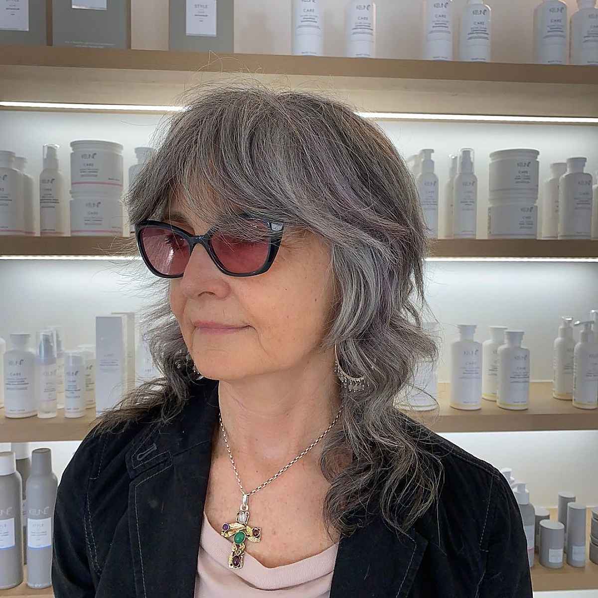 Shag aux épaules pour les femmes de 60 ans
