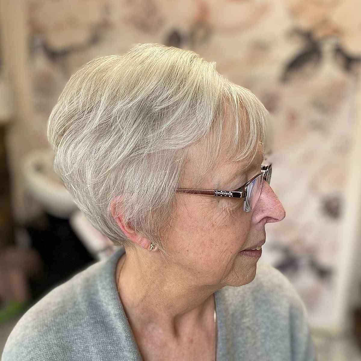 Pixie pour cheveux fins pour les femmes de plus de 60 ans.