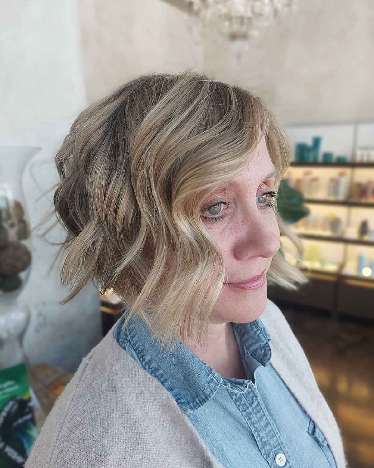 Coiffure bixie ondulée avec raies latérales