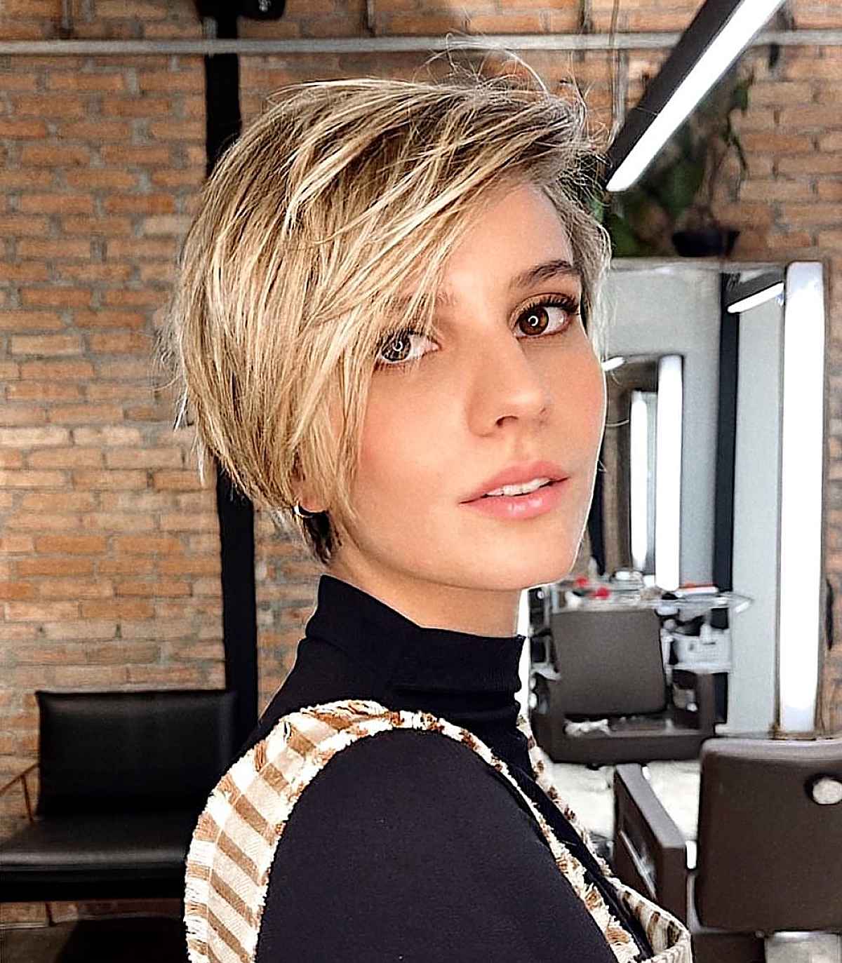 Coupe de cheveux Bixie balayée sur le côté