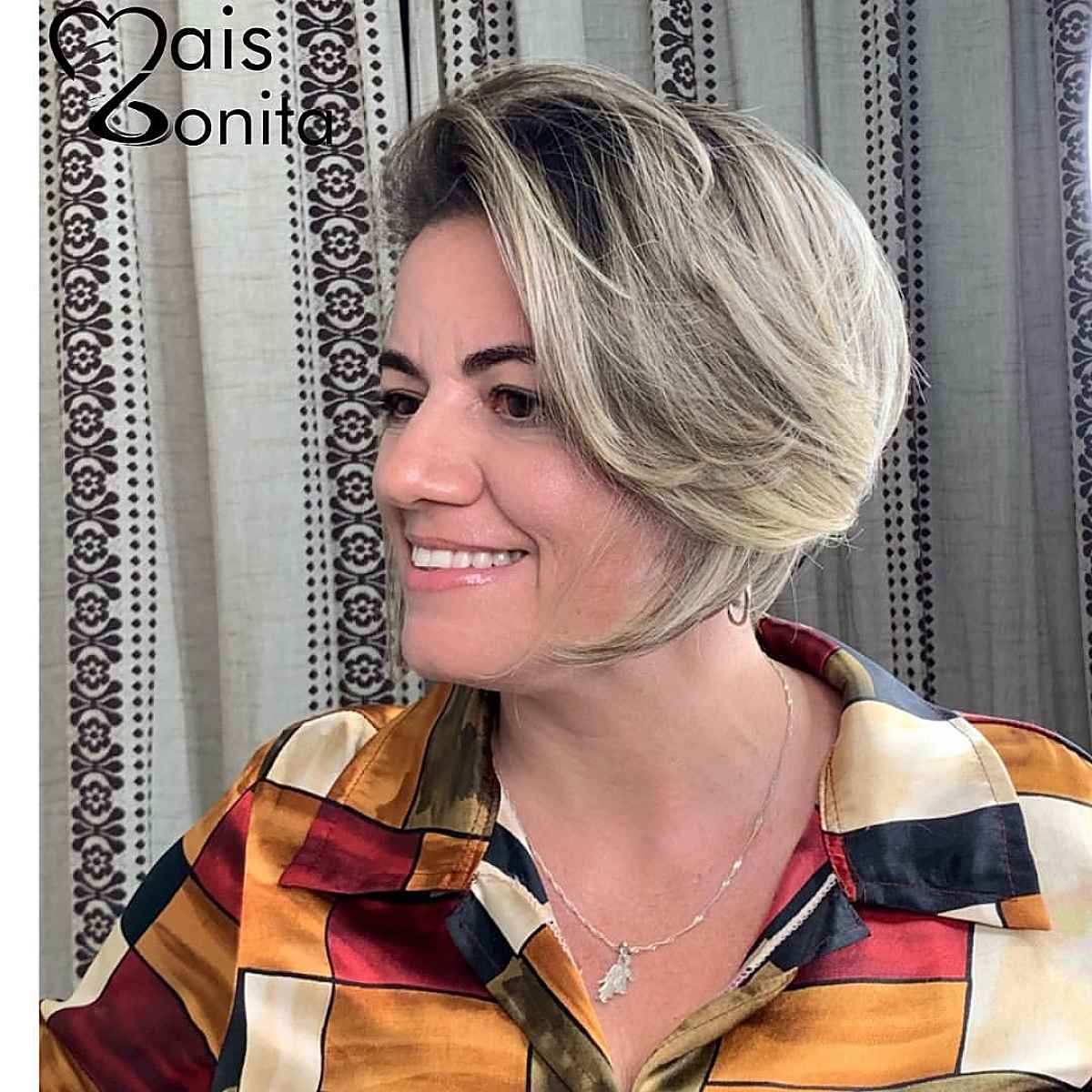 Coiffure bixie longue comme la mâchoire avec des couches souples