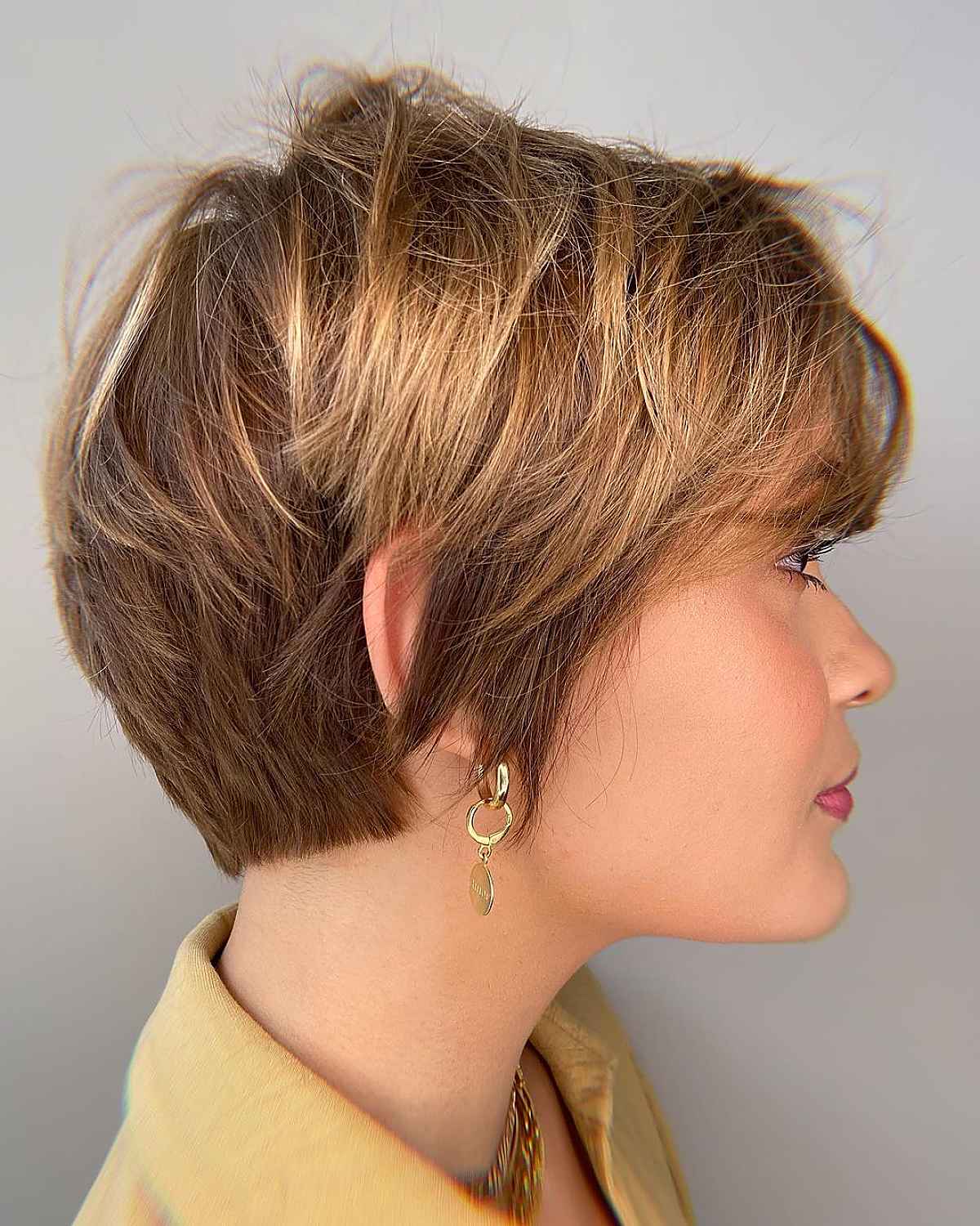 Cheveux Bixie texturés avec couches effilées