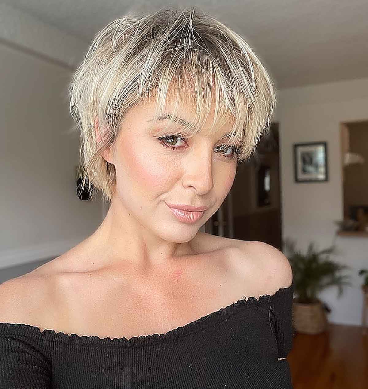 Bixie blond décoiffé avec frange ondulée