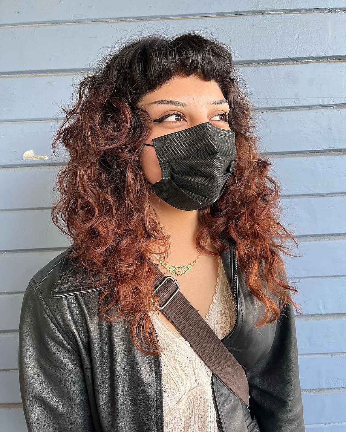 Couches hirsutes et franges courtes pour cheveux bouclés