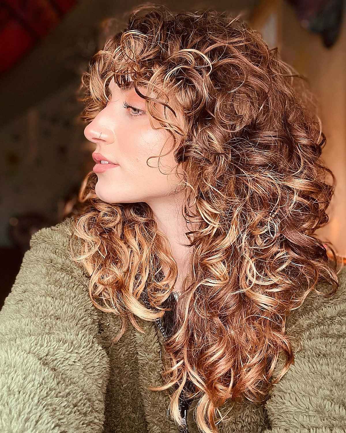 Coupe de cheveux dégradée avec de grosses boucles