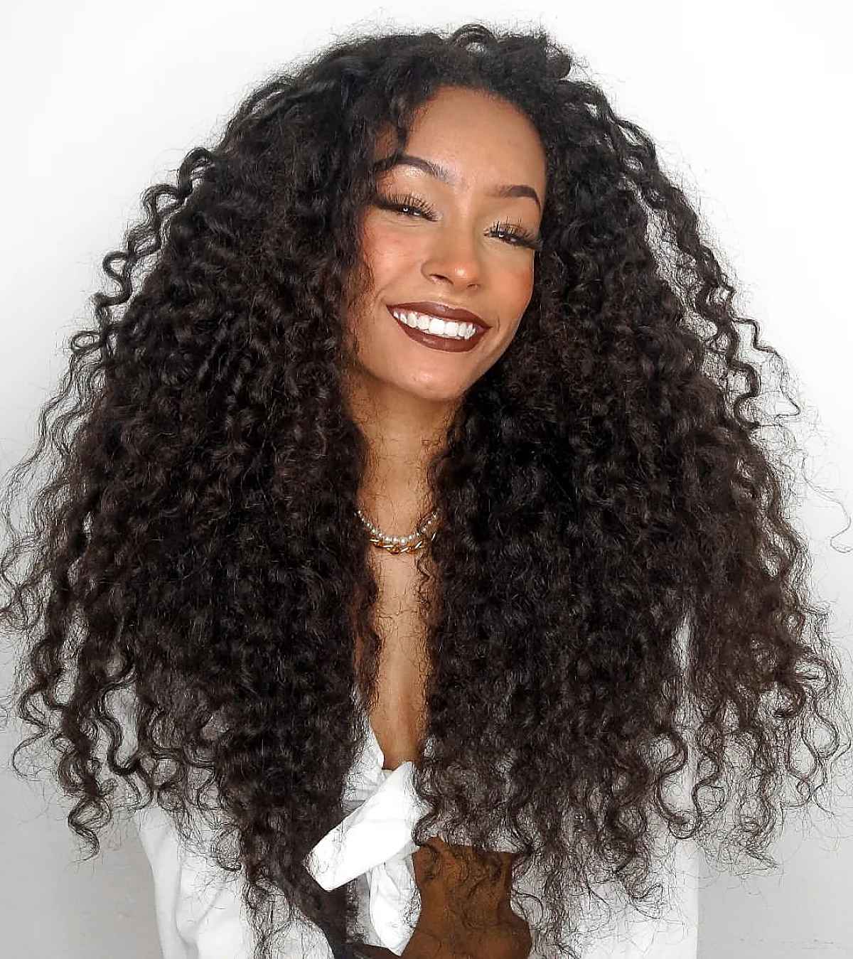 Coupe dégradée à la taille pour les cheveux crépus.