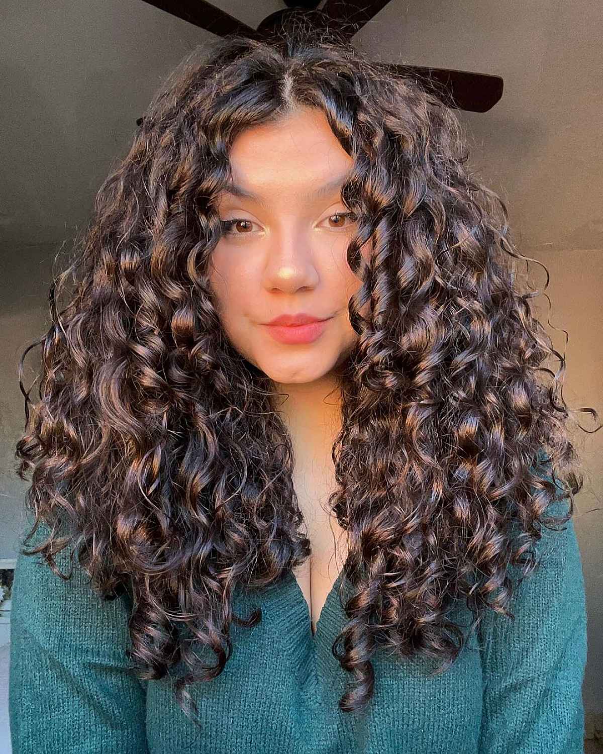 Coiffure à mi-partie pour les cheveux épais et bouclés