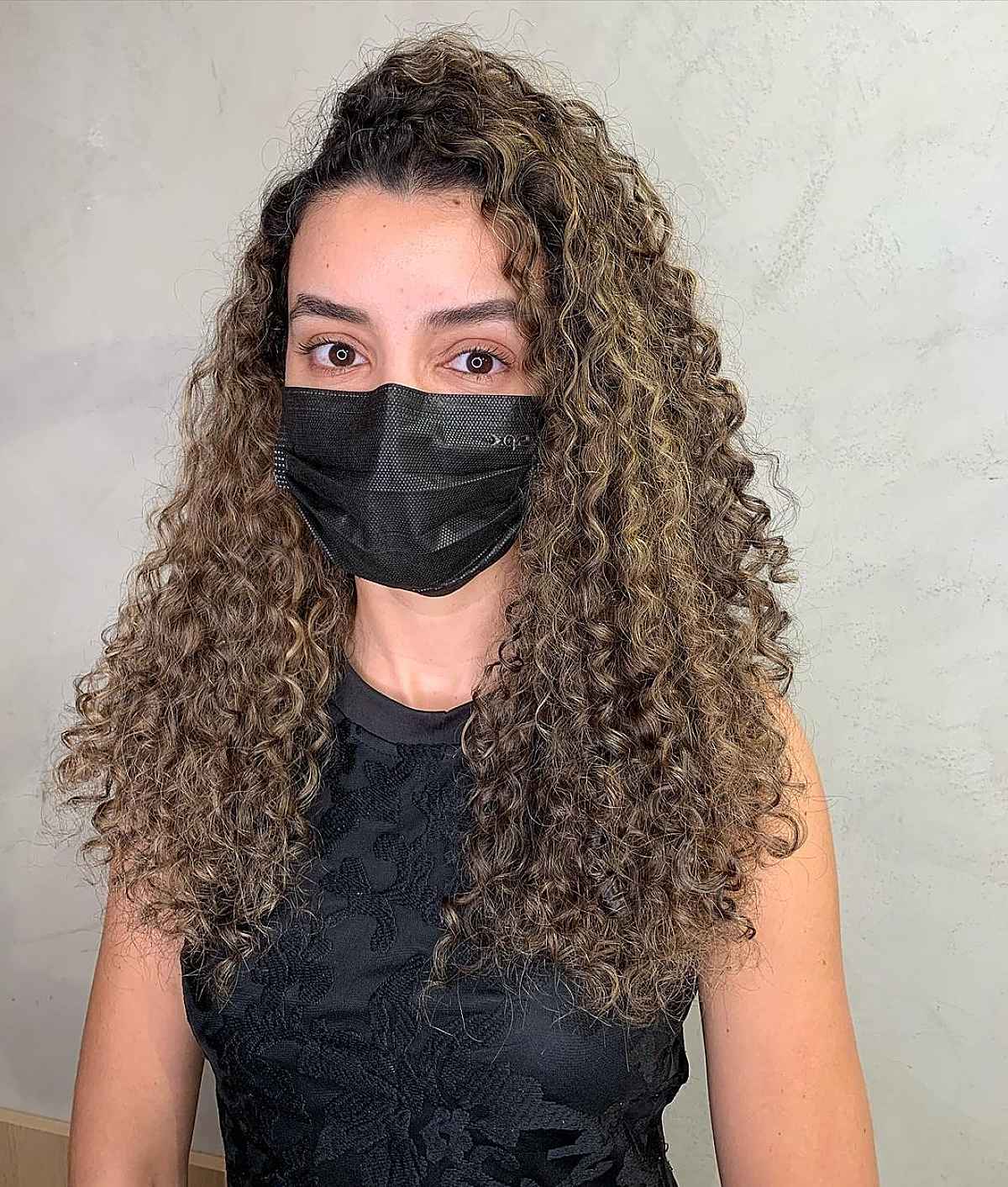 Longues boucles naturelles avec une raie sur le côté