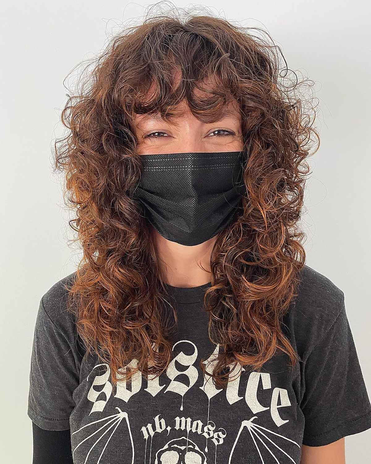 Coiffure bouclée avec frange en pièces détachées