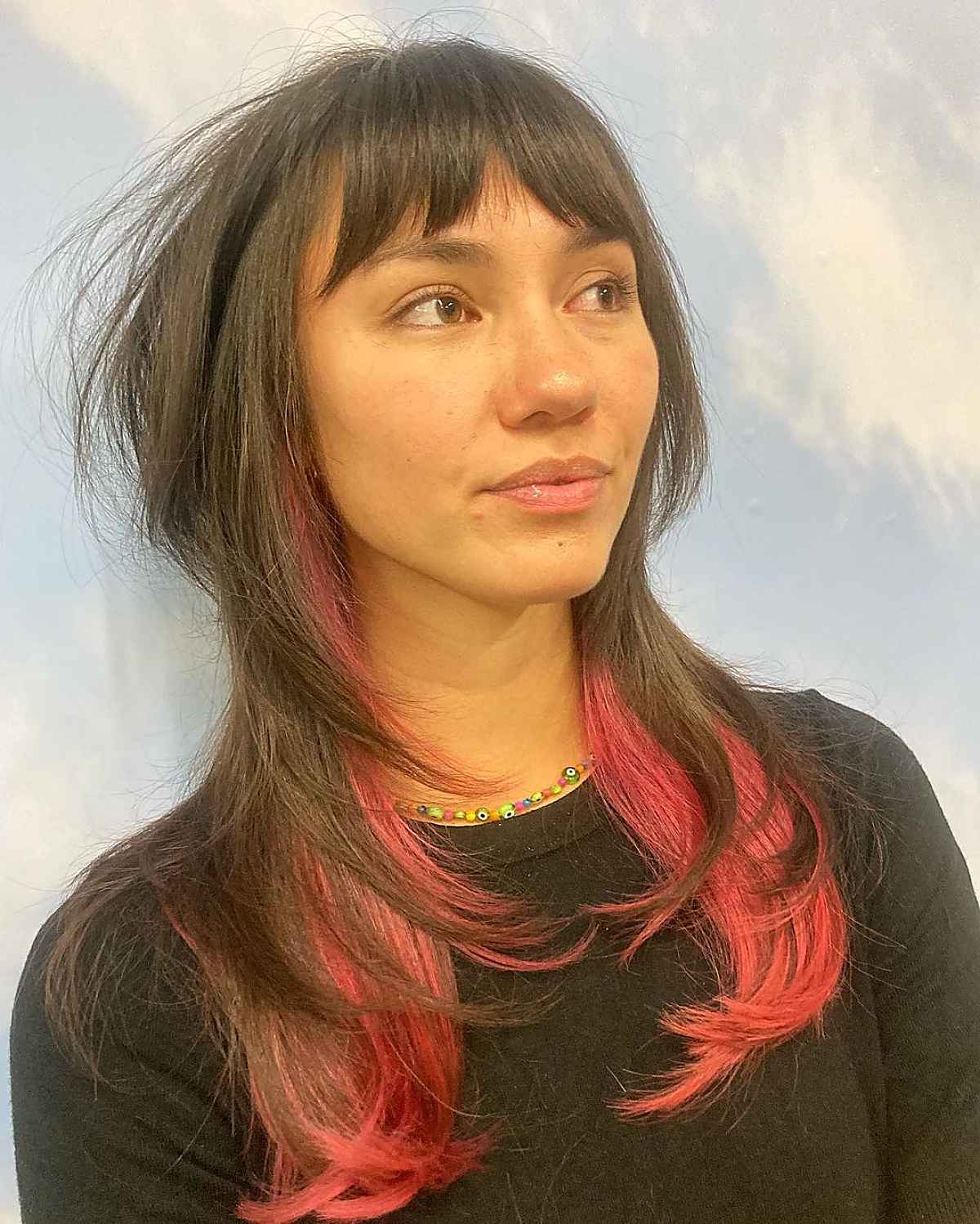 Cheveux superposés de type pieuvre avec des mèches roses.