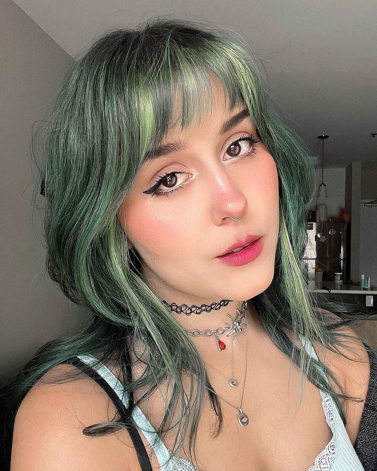 Cheveux de pieuvre verte avec une frange ondulée