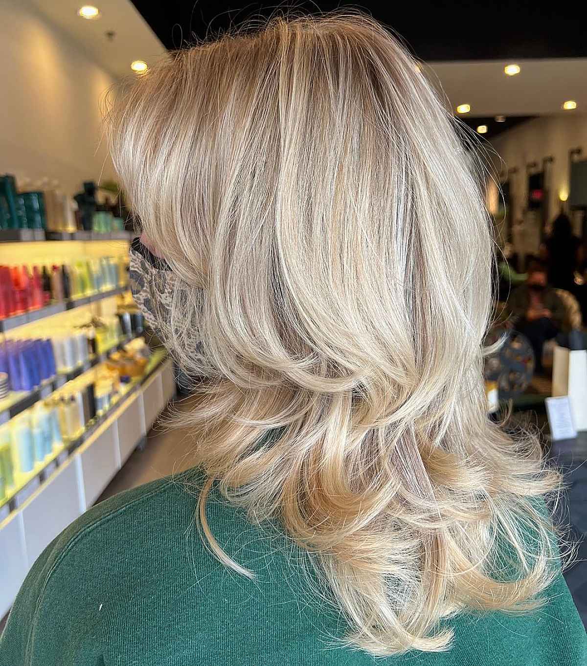 Style pieuvre en couches sur cheveux blonds