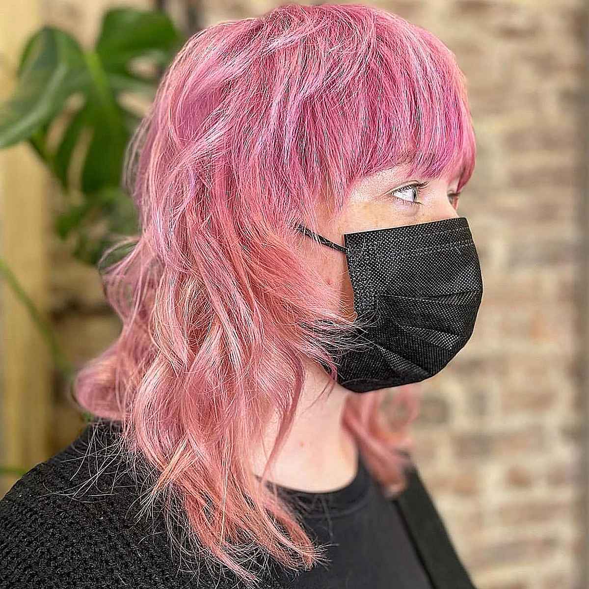 Cheveux de pieuvre rose avec une frange sur les sourcils