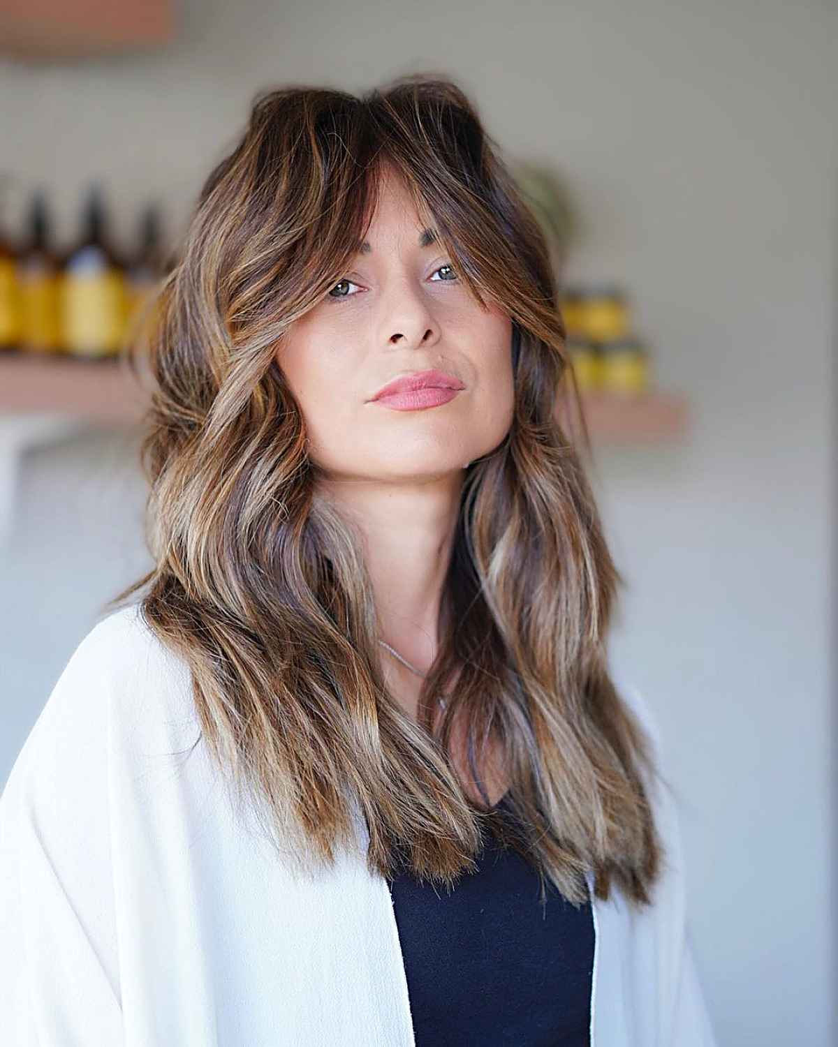 Coupe ondulée texturée avec frange pour cheveux épais