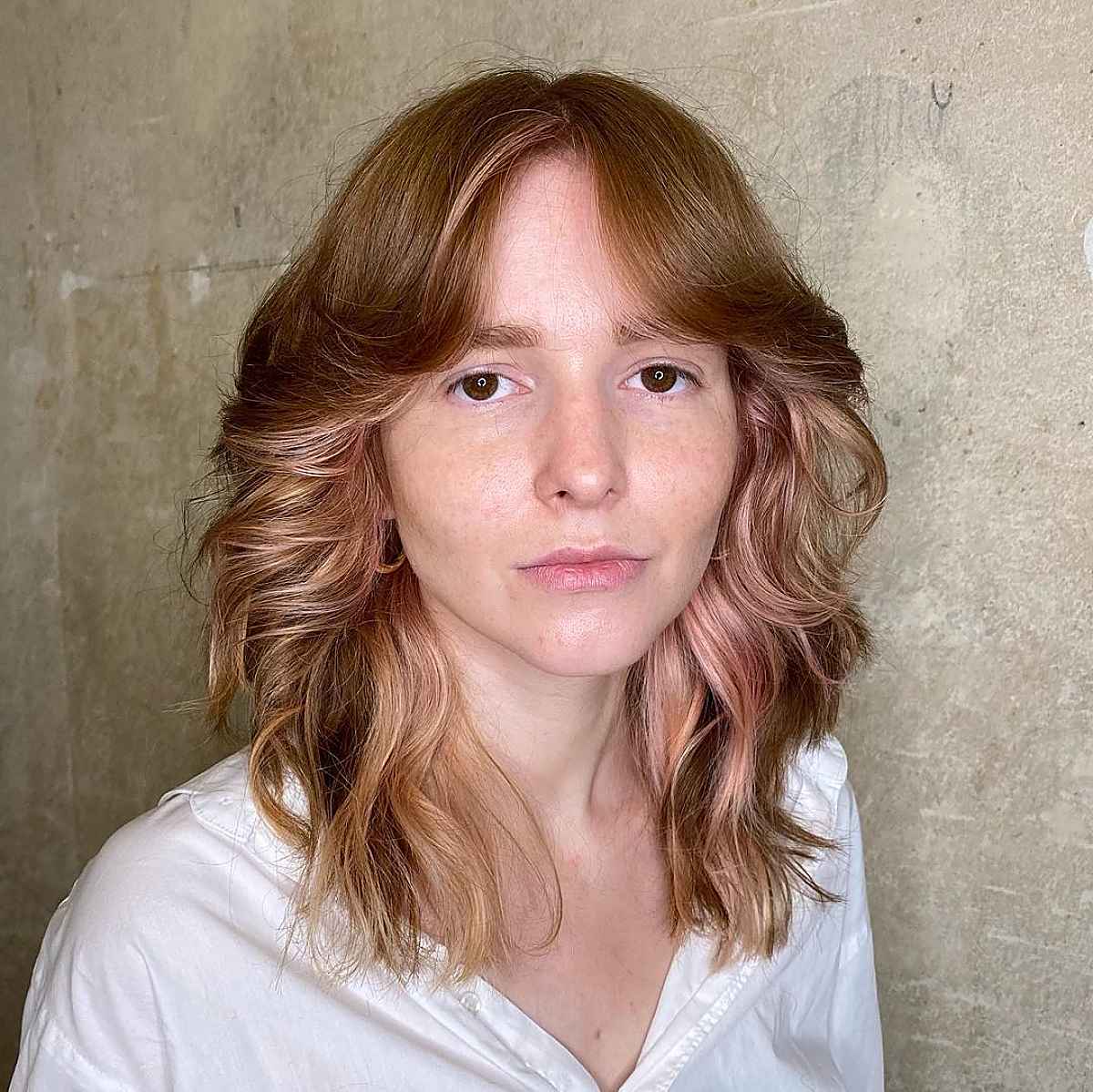 Coiffure à frange des années 70 avec une frange évasée