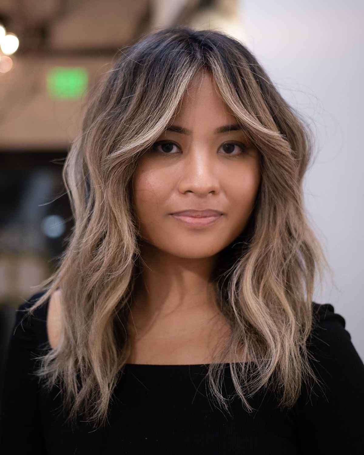 Cheveux ondulés avec une frange en rideau et des pièces d'argent