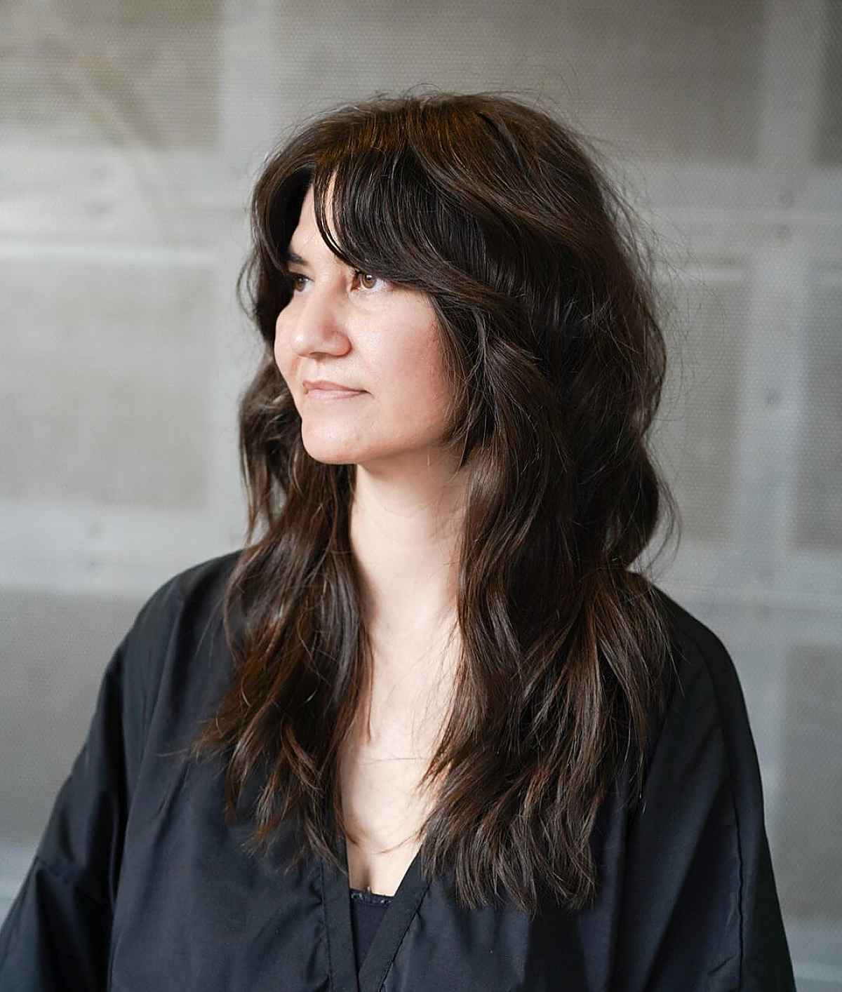 Shag moderne avec une frange pour cheveux longs et ondulés