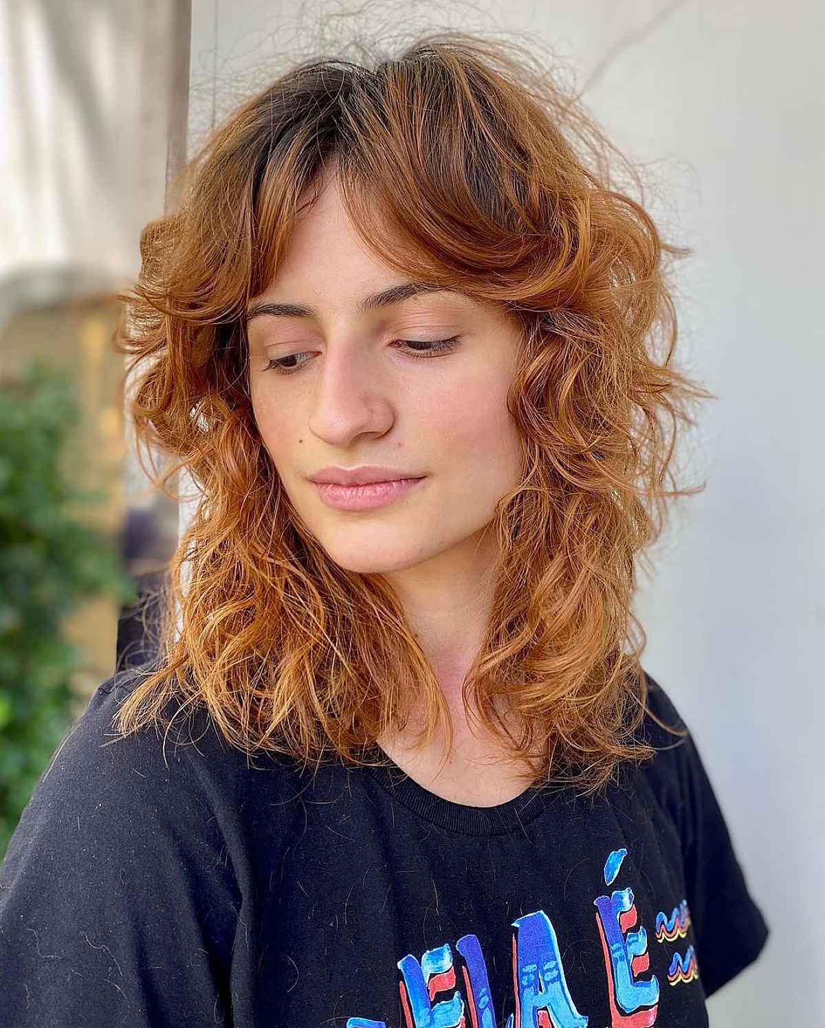 Coupe de cheveux moyenne avec ondulations et franges désordonnées