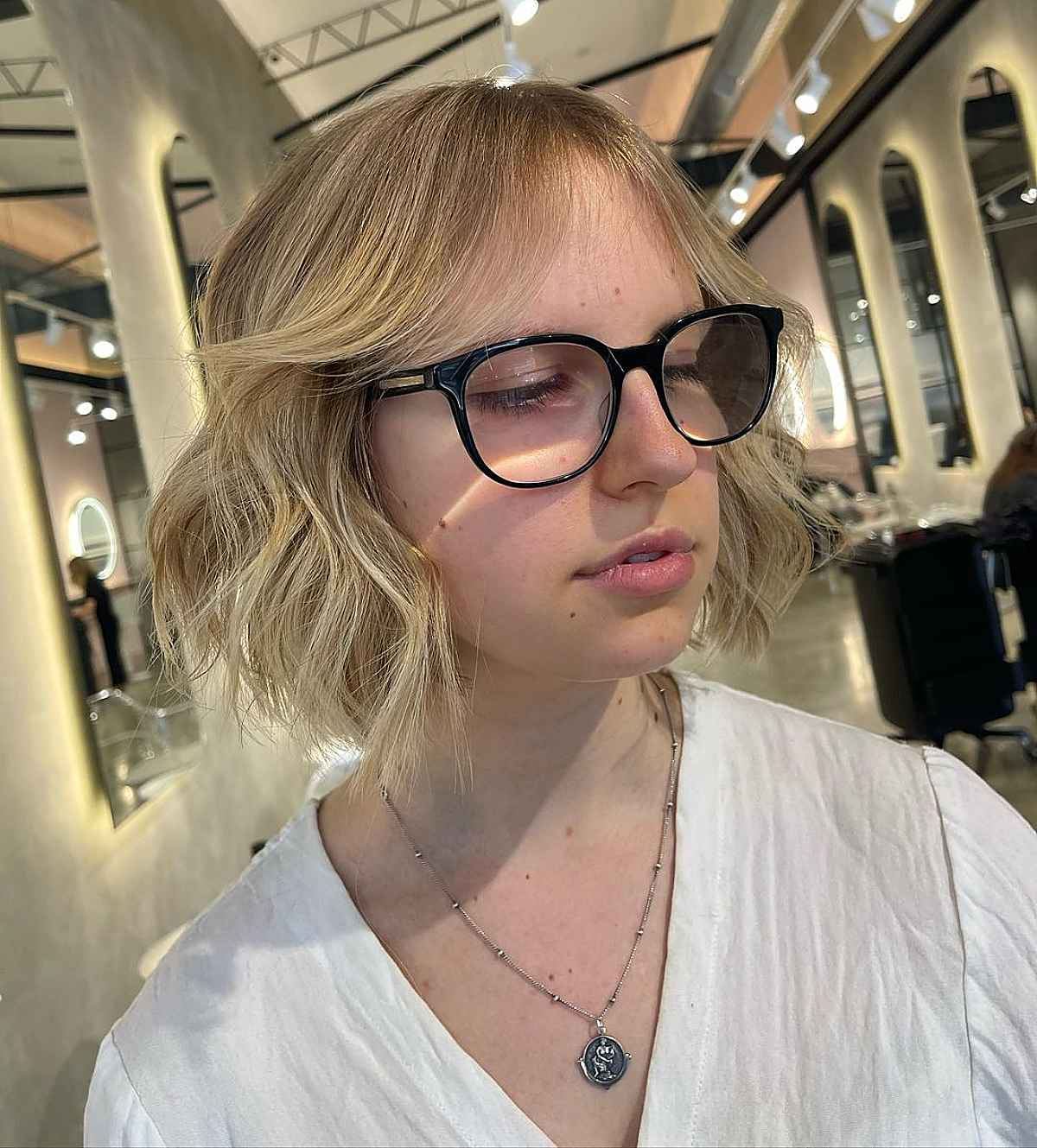 Frange fine en rideau pour cheveux courts et ondulés