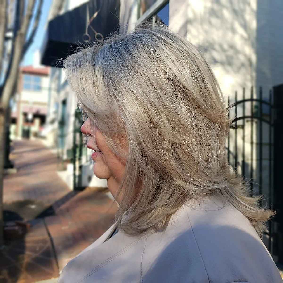 Couches plumeuses pour les cheveux longs aux épaules