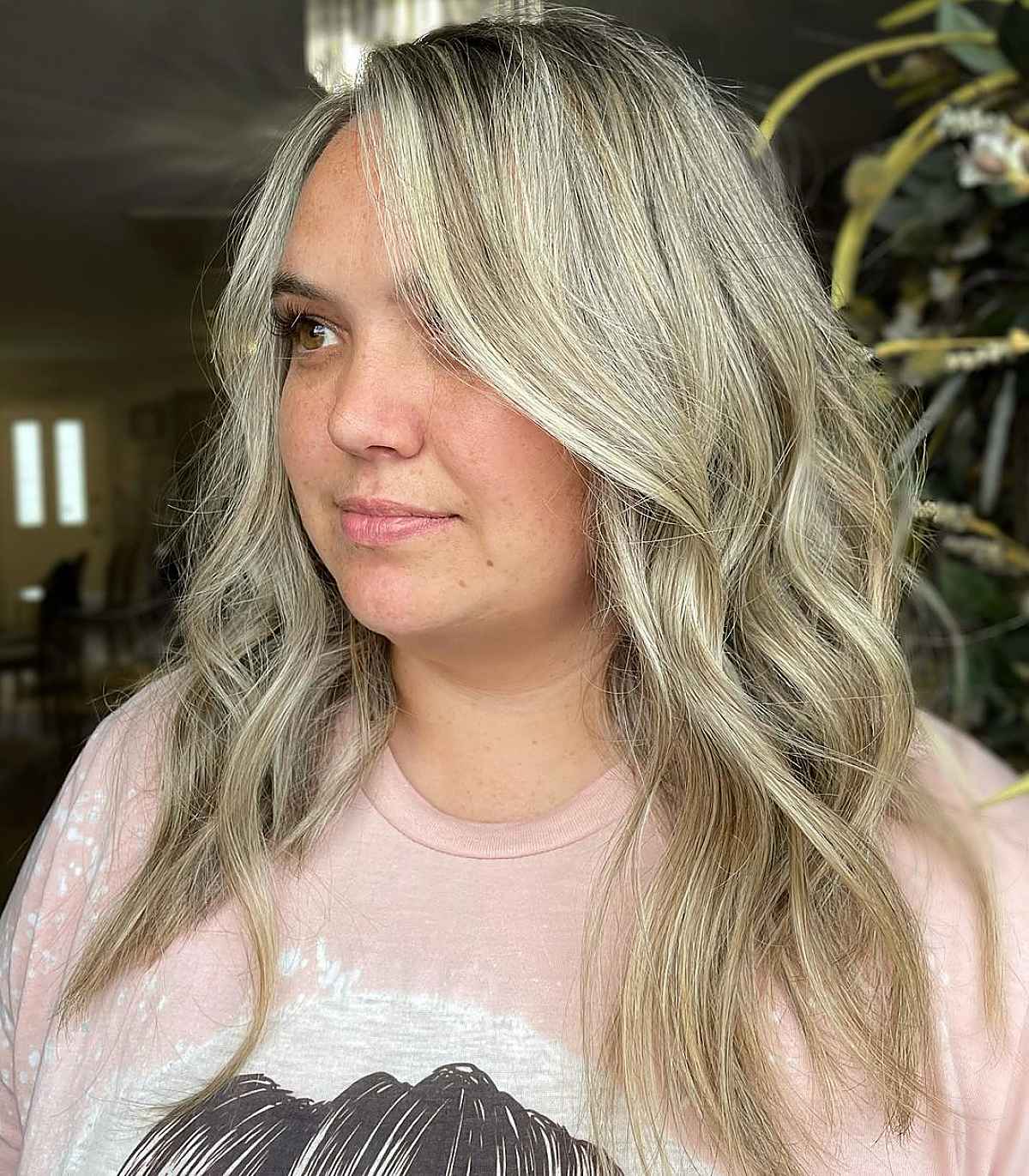 Cheveux moyens coiffés sur le côté avec des ondulations lâches