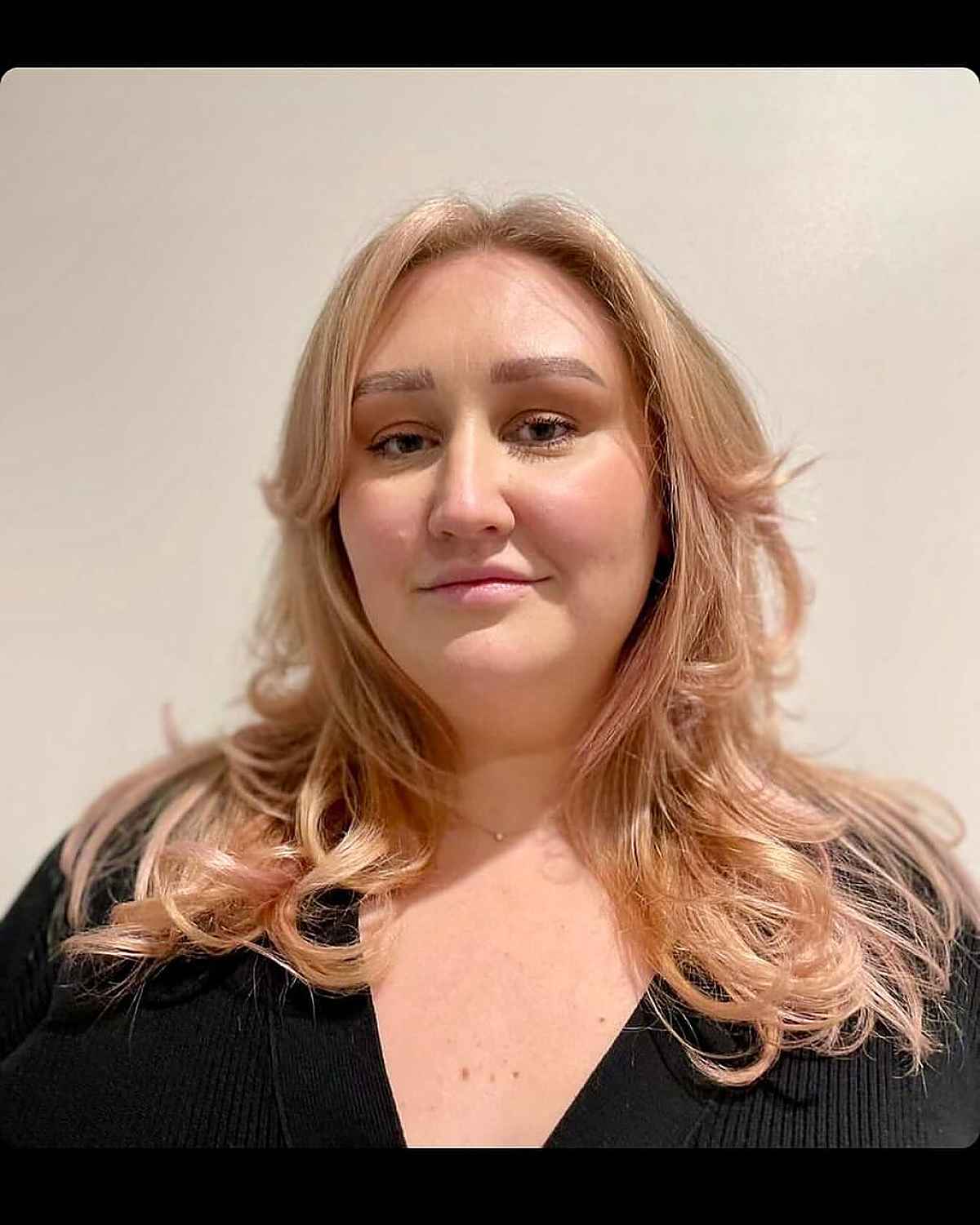 Coupe de cheveux dégradée avec une longue frange en rideau