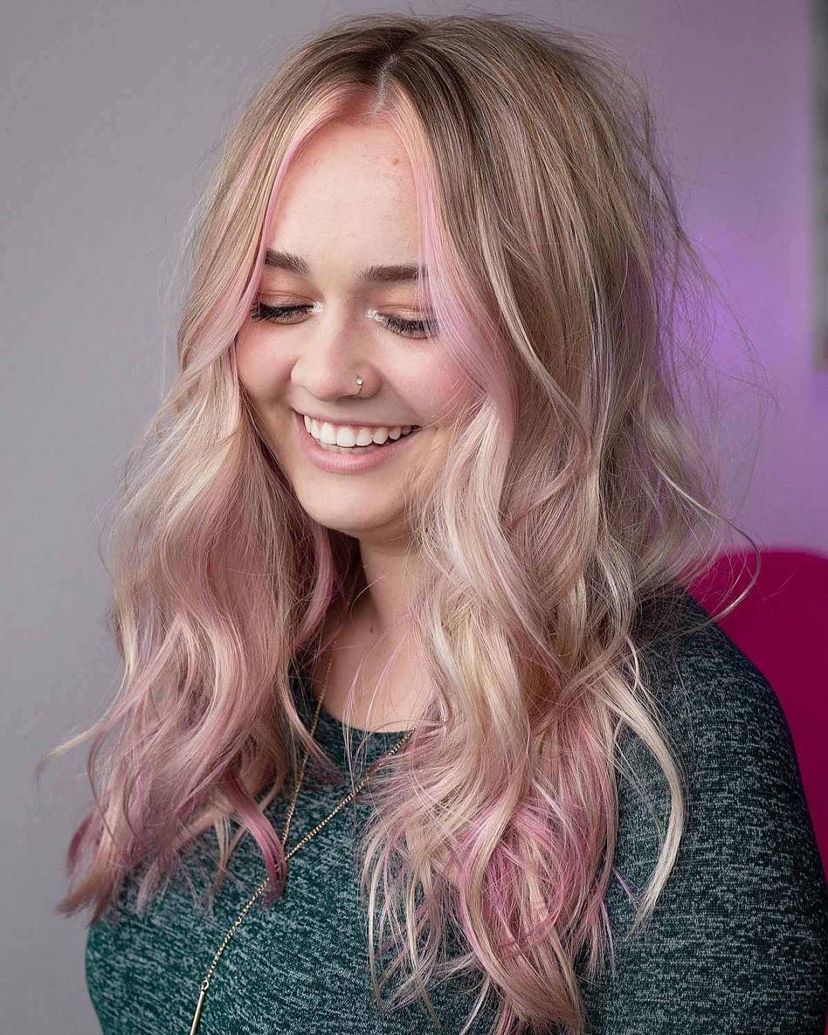 Vagues en pagaille avec pièces d'argent en rose pastel