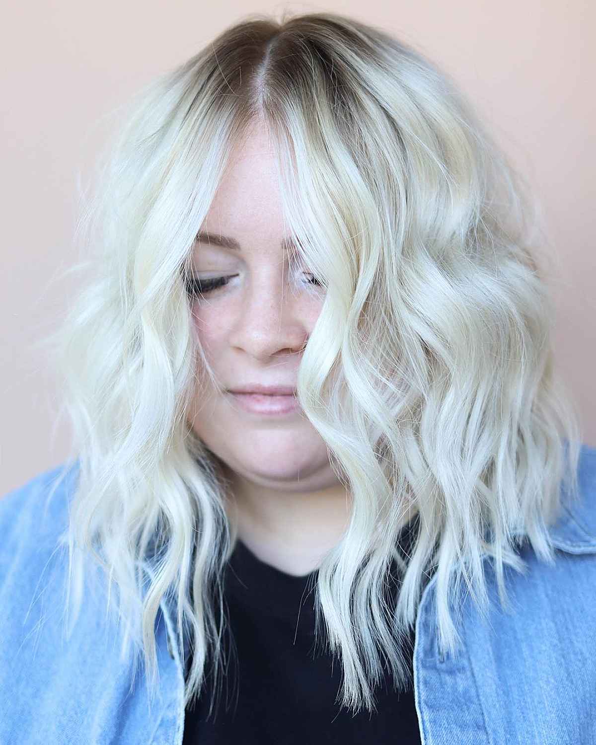 Coiffure mi-partie avec vagues de plage