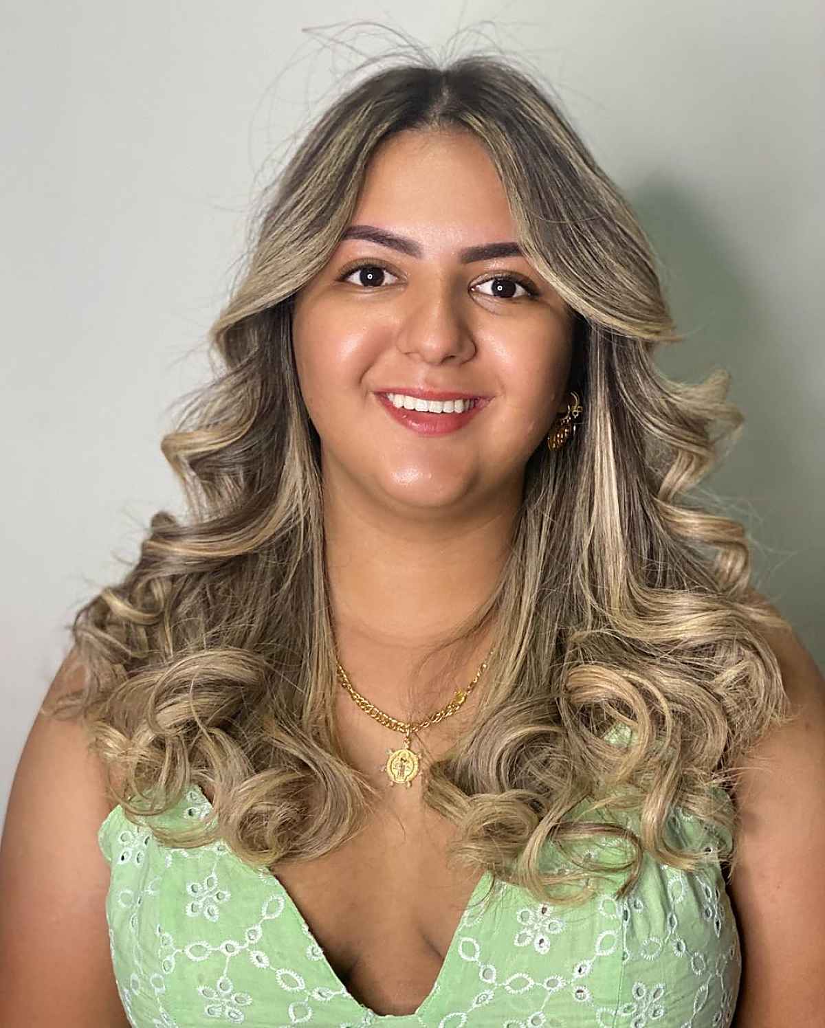 Coiffure bouclée avec une raie centrale