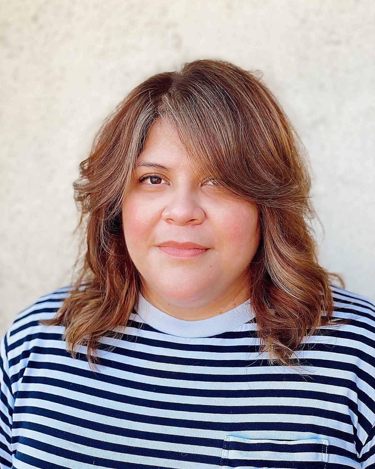 Coupe de cheveux moyenne avec frange en rideau et partie latérale