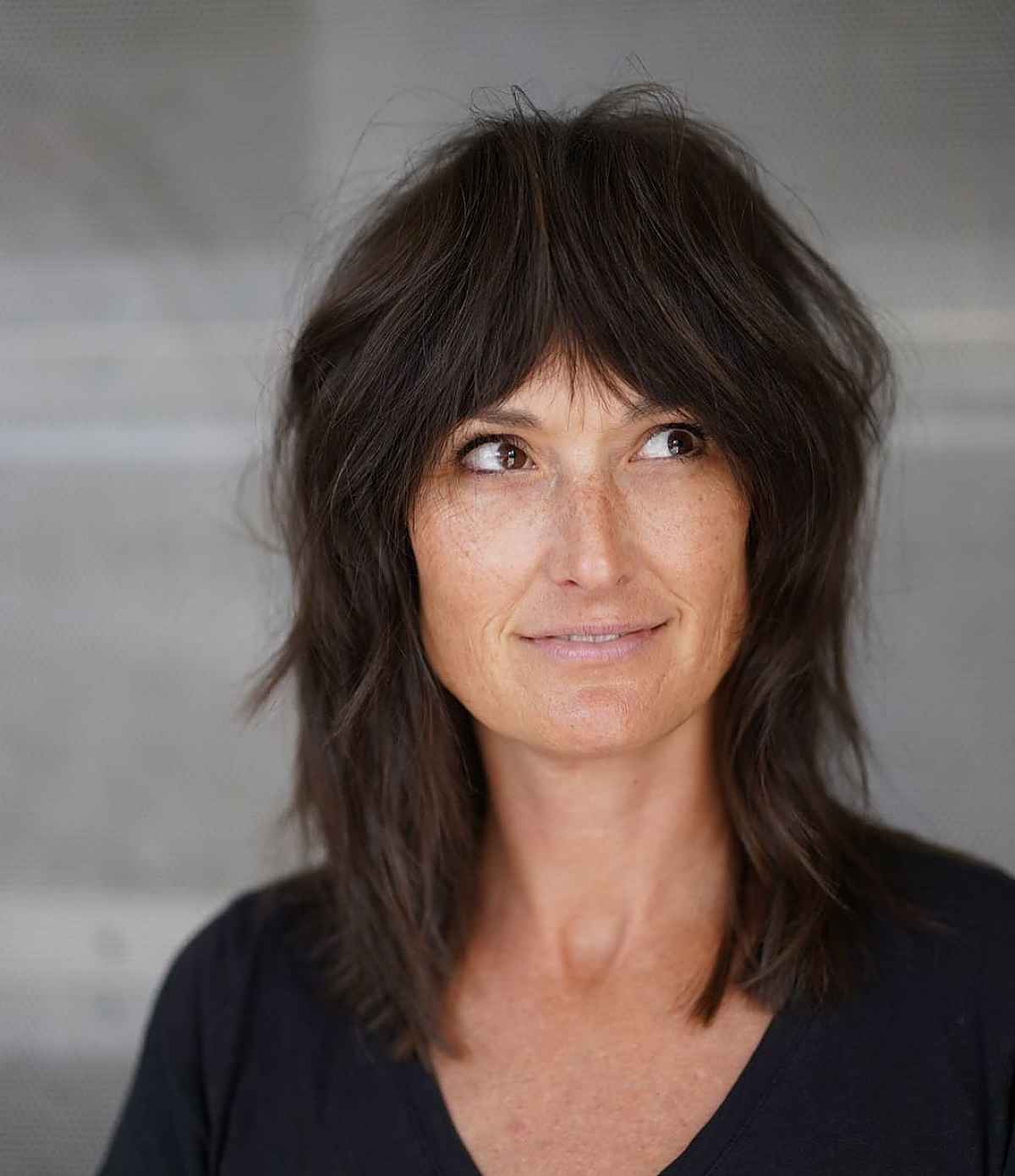 Shag rasé avec frange épaisse d'encadrement de visage