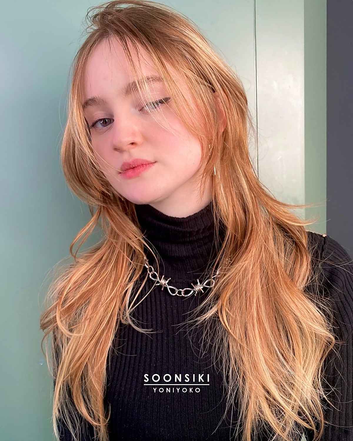 Longs cheveux hirsutes avec un cadre pour le visage
