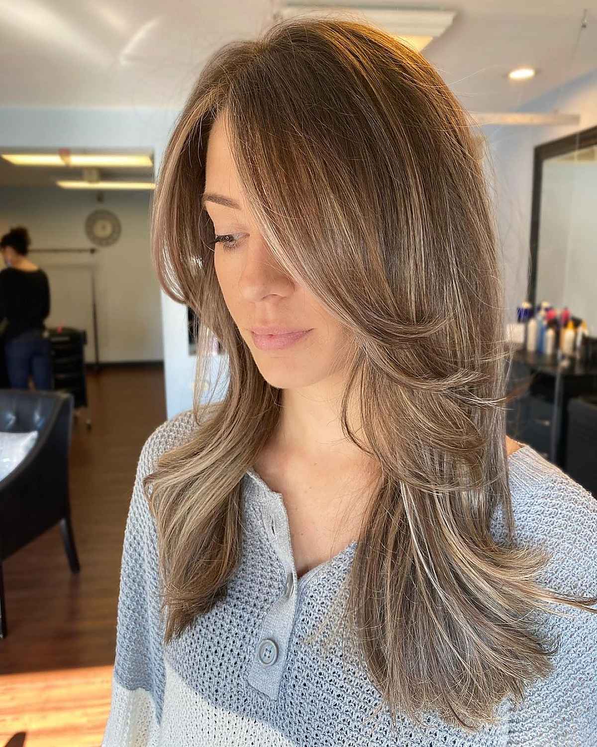 Mèches pour encadrer le visage sur des cheveux dégradés