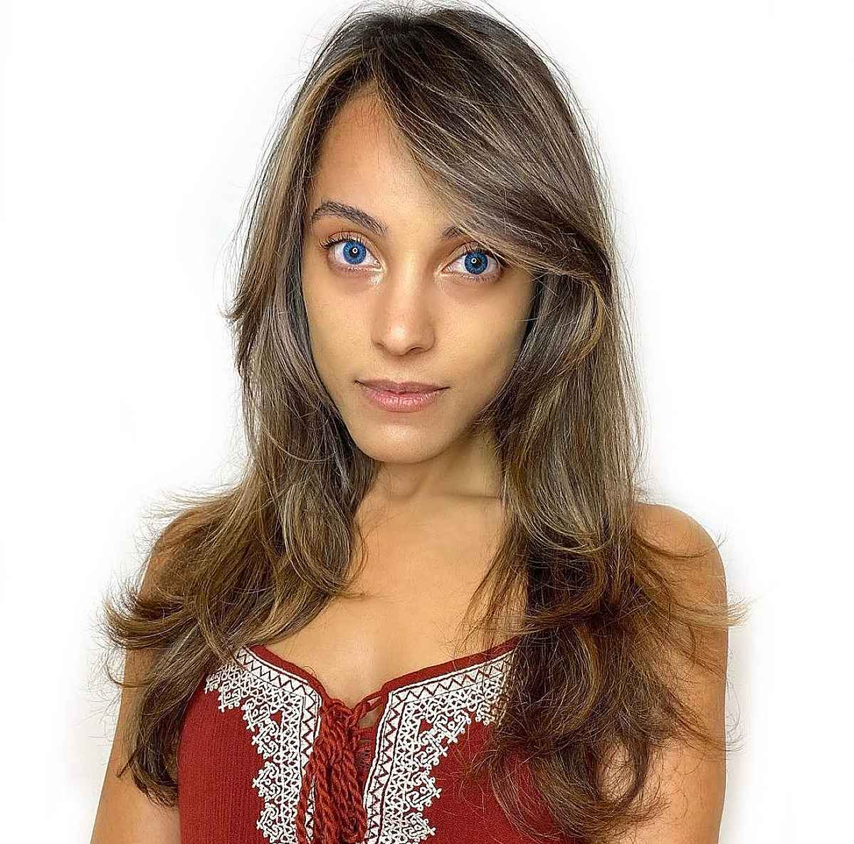 Coupe dégradée avec un cadre pour le visage en coupe latérale