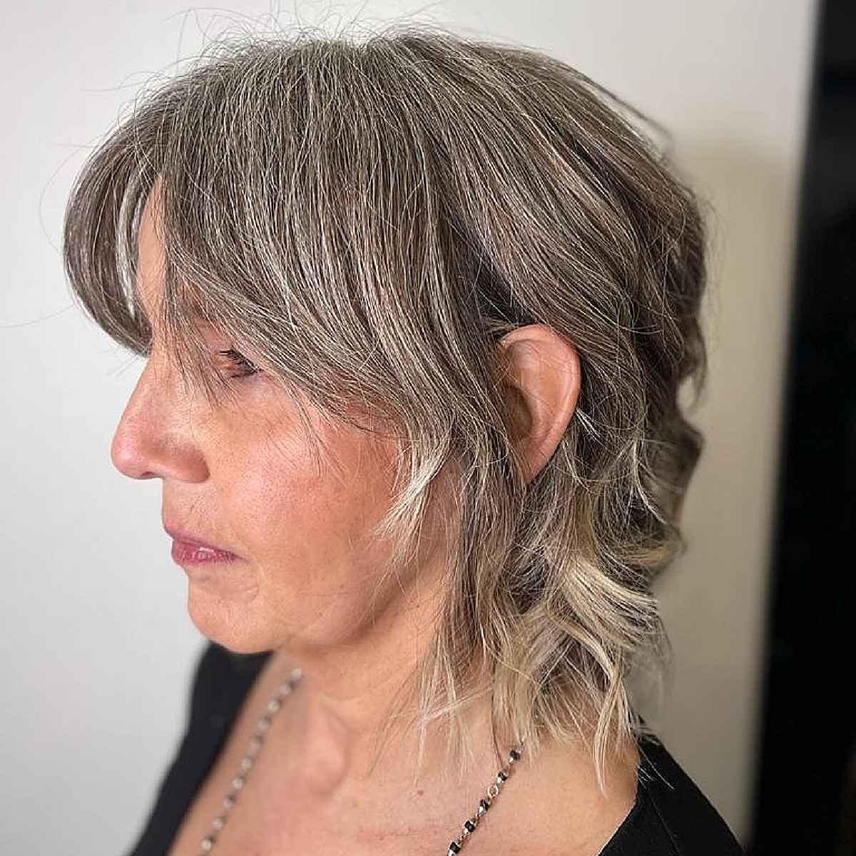 Mini-mulot hirsute avec frange en rideau pour cheveux gris