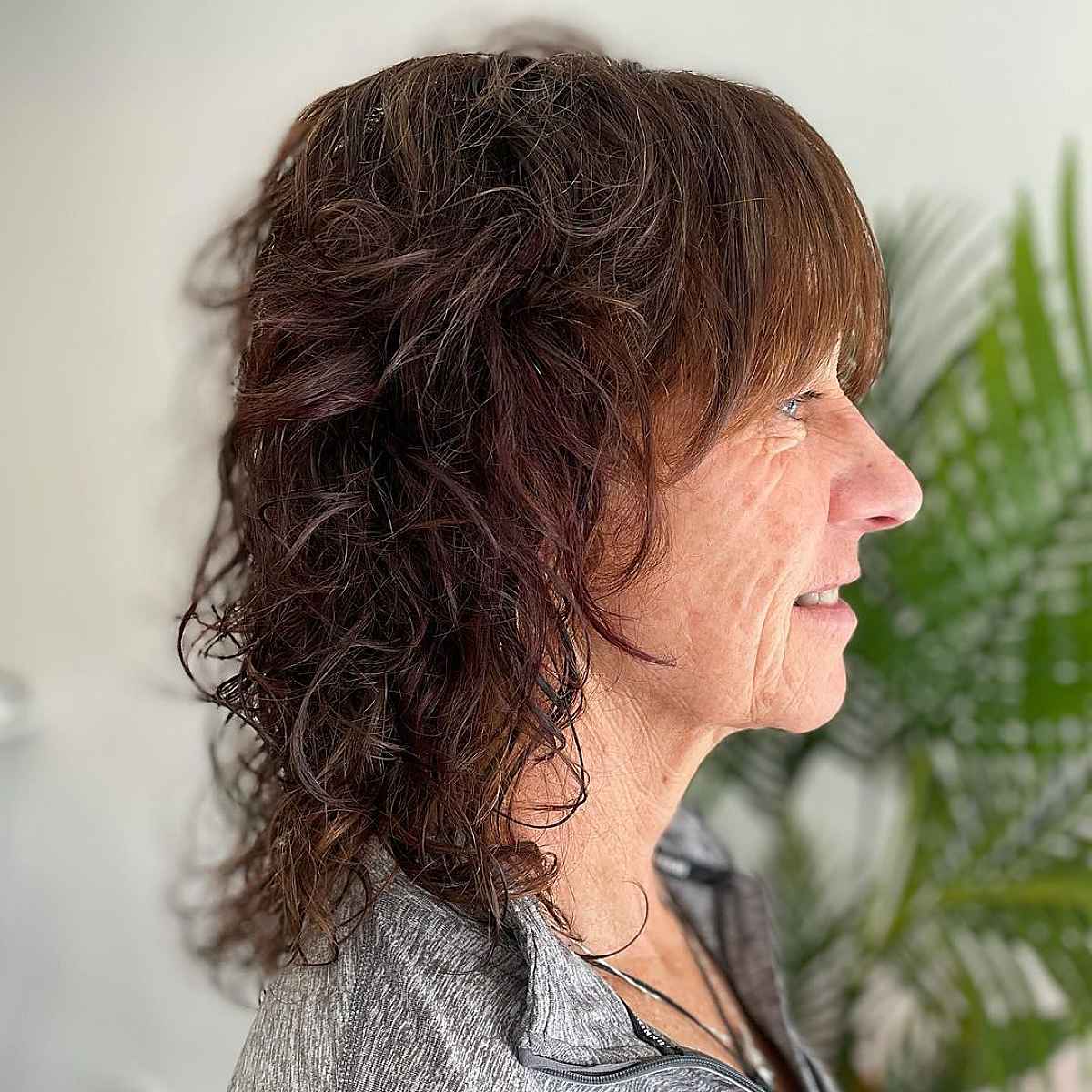 Franges droites sur cheveux hirsutes texturés